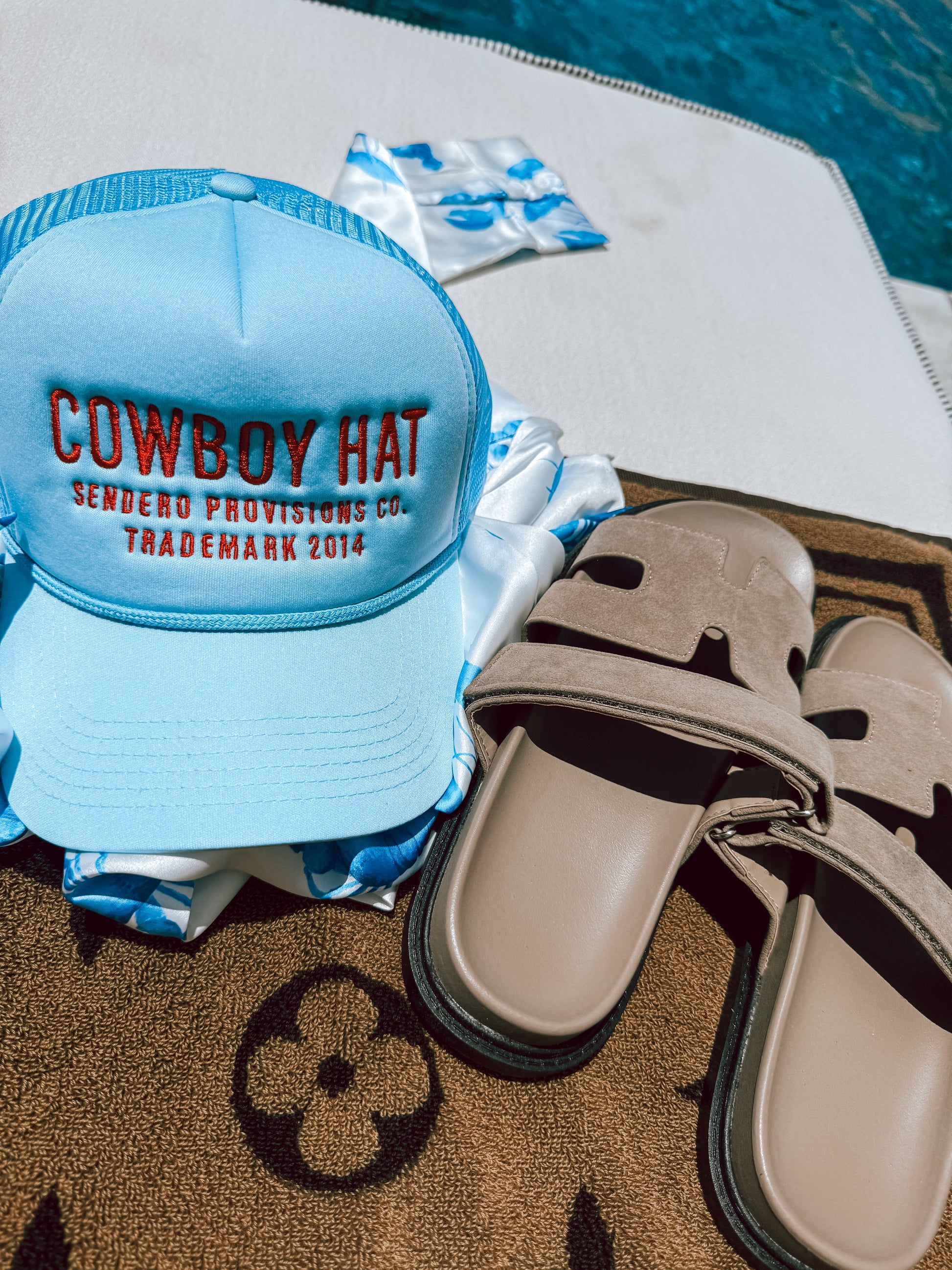 AS SEEN ON WHITNEY RIFE!! Cowboy Trucker Hat in Blue/Red (8288295059695)