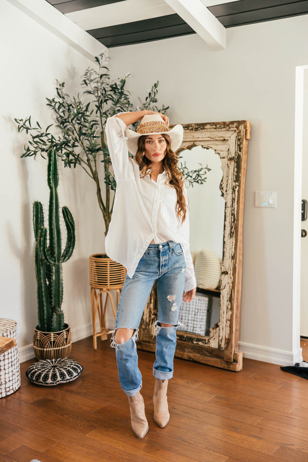 NEW!! The “Beth Dutton” Chain Banded Suede Hat in Ivory