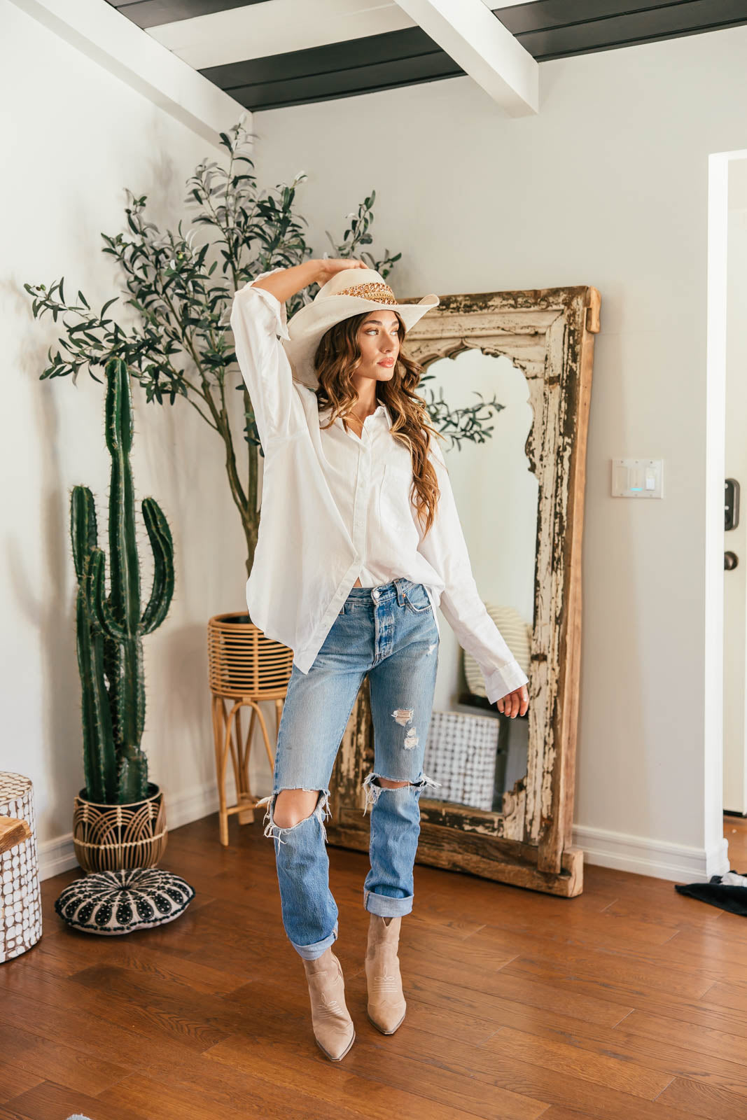 NEW!! The “Beth Dutton” Chain Banded Suede Hat in Ivory