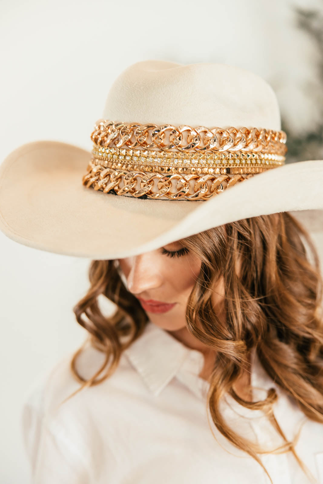 NEW!! The “Beth Dutton” Chain Banded Suede Hat in Ivory