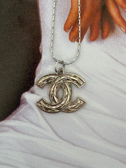 NEW!! Authentic Vintage Queenie Pendant in Silver