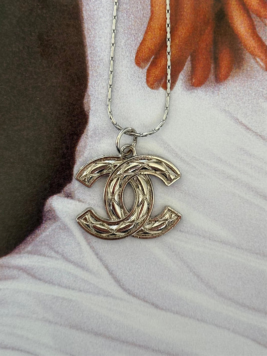 NEW!! Authentic Vintage Queenie Pendant in Silver