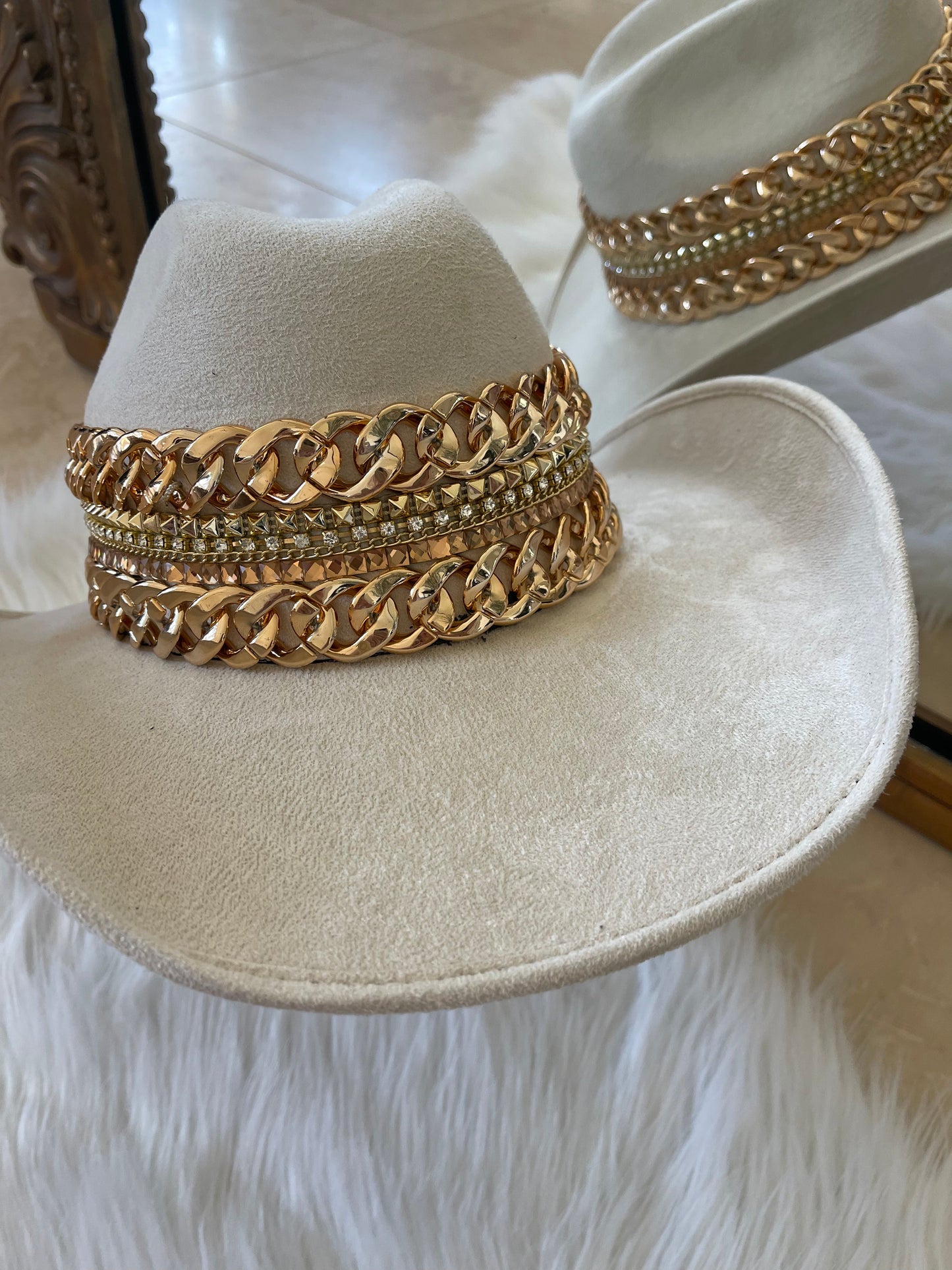 NEW!! The “Beth Dutton” Chain Banded Suede Hat in Ivory