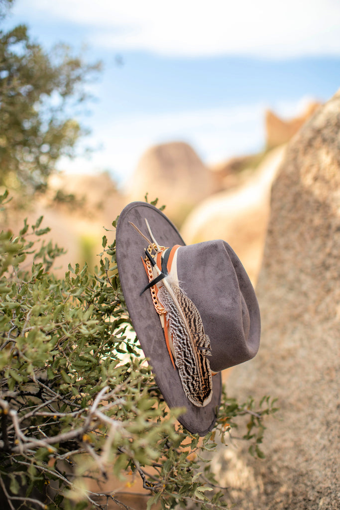 GB ORIGINAL: The Navajo Feather Banded Suede Hat in Grey – Glitzy Bella